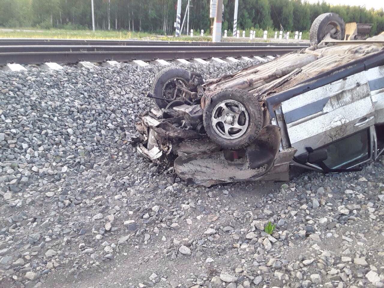 В Кировской области поезд «Пермь-Москва» протаранил легковушку: водитель погиб