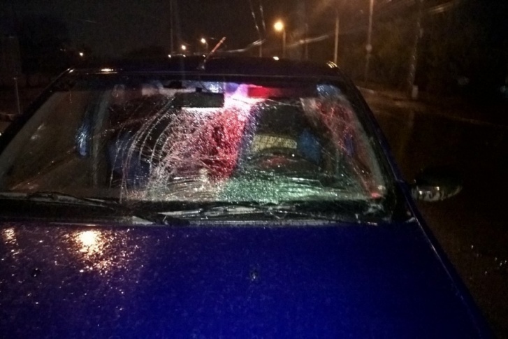 От удара разбилось стекло автомобиля. Супругов доставили в больницу с различными травмами От удара разбилось стекло автомобиля. Супругов доставили в больницу с различными травмами