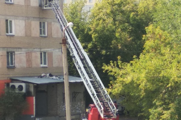 Попадать в квартиру на Шаумяна сотрудникам МЧС пришлось через окно Попадать в квартиру на Шаумяна сотрудникам МЧС пришлось через окно