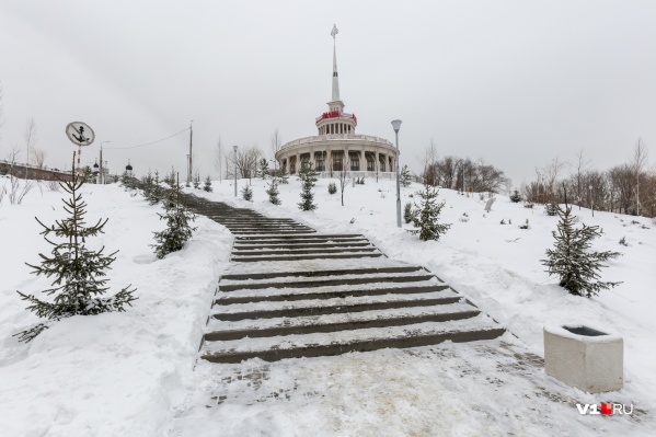 После Нового года нечастыми гостями сквера стали даже коммунальщики После Нового года нечастыми гостями сквера стали даже коммунальщики 