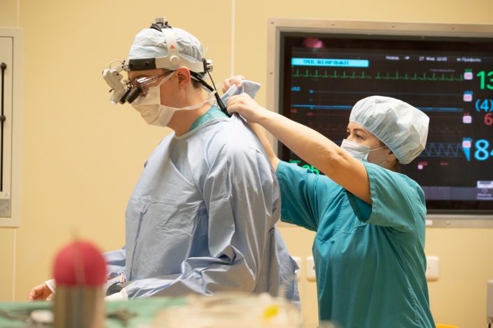 Любой хирург работает в условиях идеальной стерильности, поэтому надевать униформу помогает операционная медсестра 
