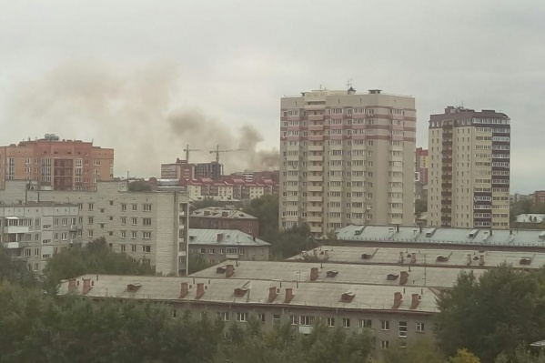 Очевидцы сообщают о том, что дым от пожара просматривается даже с Горского микрорайона Очевидцы сообщают о том, что дым от пожара просматривается даже с Горского микрорайона