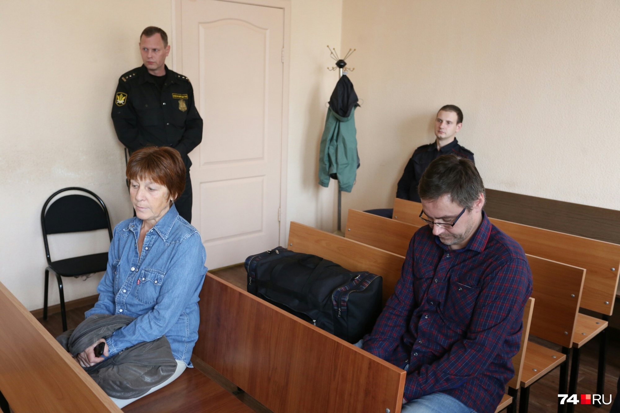 В суд Андрей Маниченко, предполагая арест, пришёл сразу с сумкой с вещами