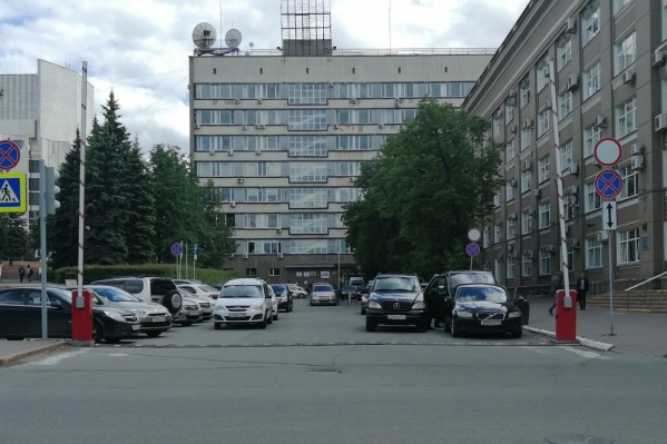 — Вот интересно, для кого все эти запрещающие знаки у здания администрации города Челябинска? — задаётся вопросом читатель. — Ведь явно не для простых граждан. Зачем создавать ограничения и самим их нарушать? В лесу все звери равны, но некоторые равнее? — Вот интересно, для кого все эти запрещающие знаки у здания администрации города Челябинска? — задаётся вопросом читатель. — Ведь явно не для простых граждан. Зачем создавать ограничения и самим их нарушать? В лесу все звери равны, но некоторые равнее?