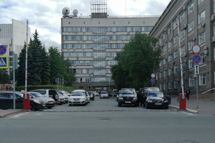 — Вот интересно, для кого все эти запрещающие знаки у здания администрации города Челябинска? — задаётся вопросом читатель. — Ведь явно не для простых граждан. Зачем создавать ограничения и самим их нарушать? В лесу все звери равны, но некоторые равнее? — Вот интересно, для кого все эти запрещающие знаки у здания администрации города Челябинска? — задаётся вопросом читатель. — Ведь явно не для простых граждан. Зачем создавать ограничения и самим их нарушать? В лесу все звери равны, но некоторые равнее?