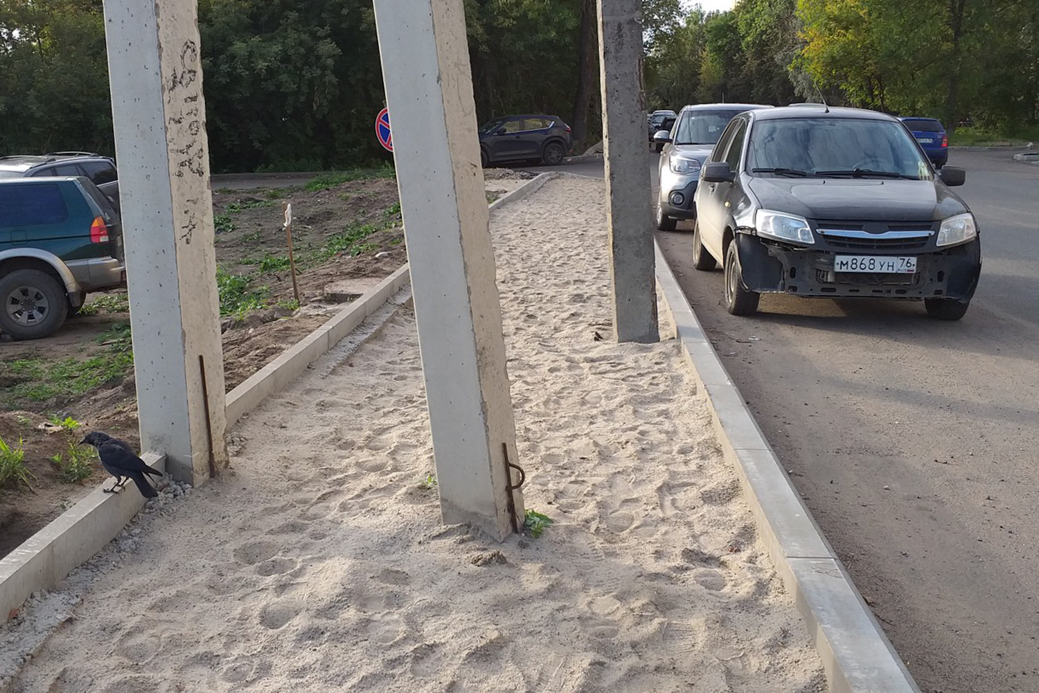 «В завершении ада нужен забор»: в Ярославле тротуар решили сделать вокруг столбов