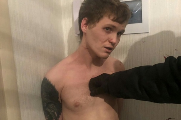 Приехавшие полицейские надели на буйного парня наручники и забрали его Приехавшие полицейские надели на буйного парня наручники и забрали его