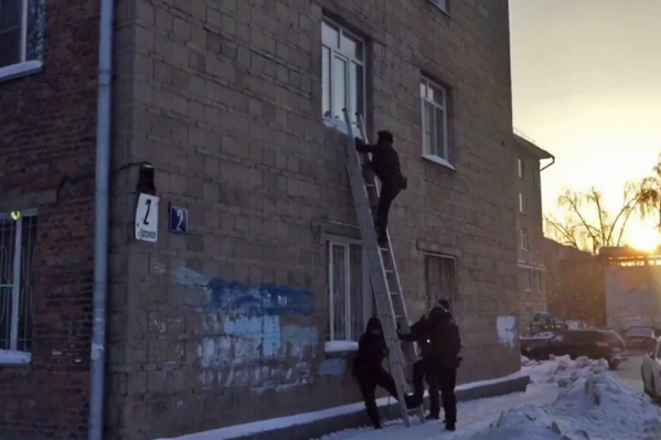 Чтобы проникнуть в квартиру с улицы, полицейские воспользовались лестницей и разбили окно Чтобы проникнуть в квартиру с улицы, полицейские воспользовались лестницей и разбили окно