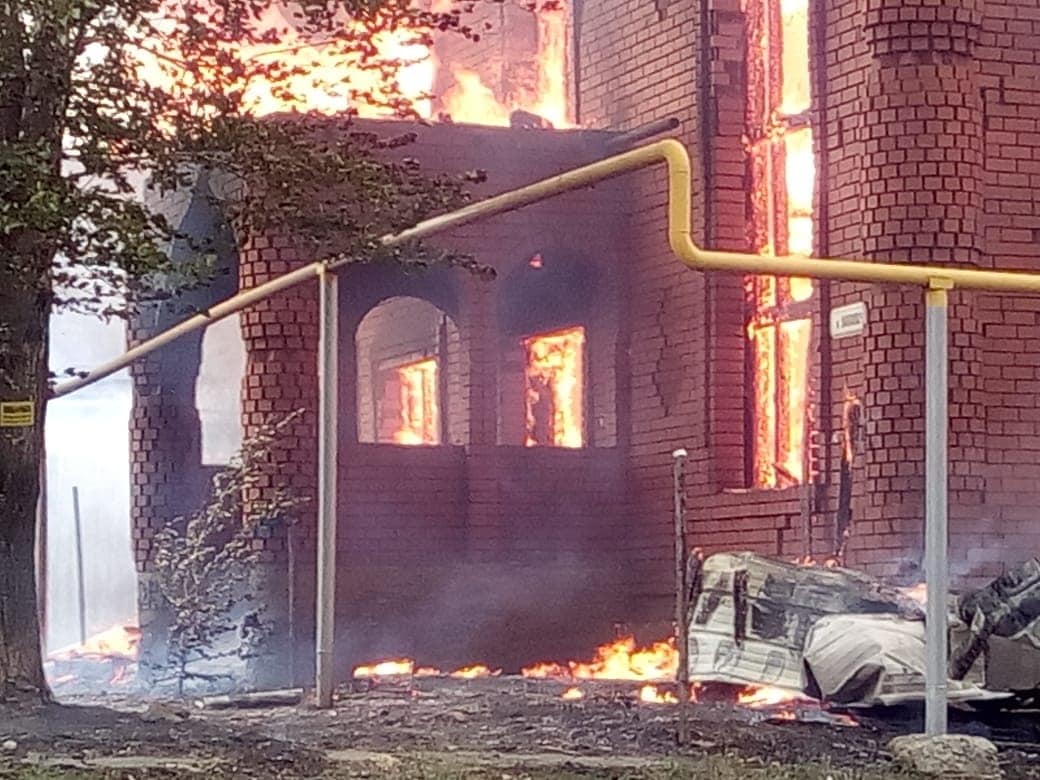 Дым видно за несколько километров: в Цыганском поселке загорелся коттедж