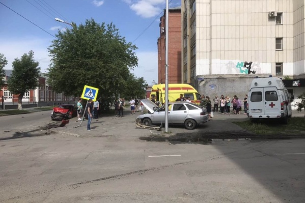 На место происшествия приехали несколько скорых На место происшествия приехали несколько скорых