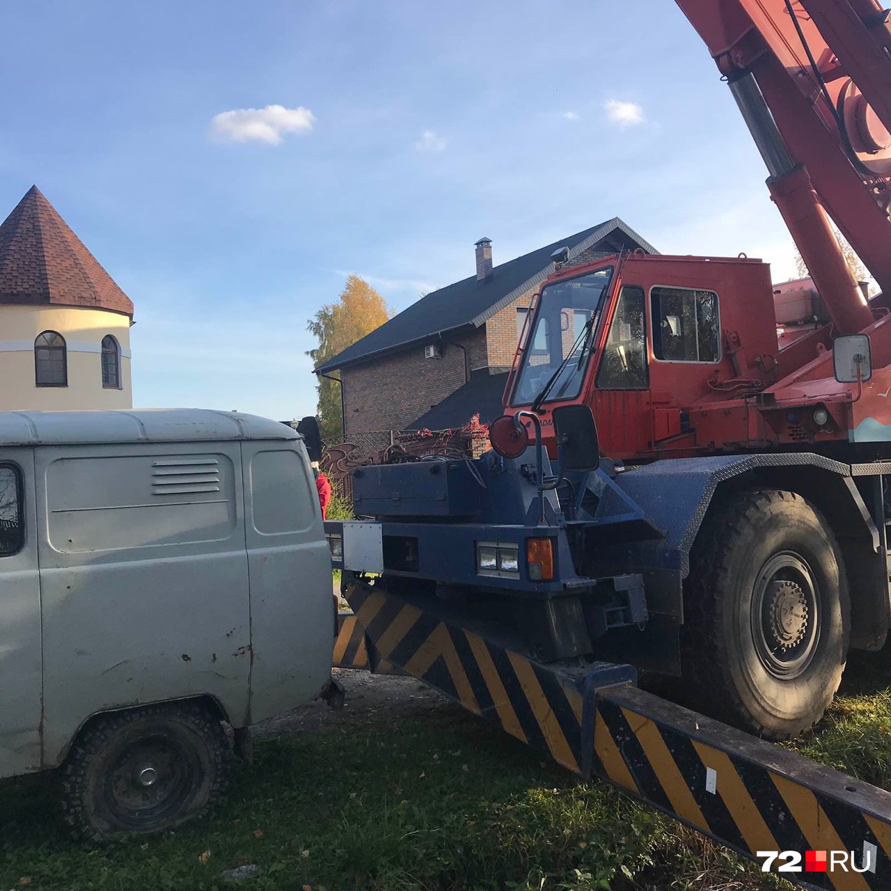 Представители сотовой компании свернули работы, но заверили: они приедут вновь и вышку сотовой связи всё-таки поставят, хотят этого местные жители или нет Представители сотовой компании свернули работы, но заверили: они приедут вновь и вышку сотовой связи всё-таки поставят, хотят этого местные жители или нет