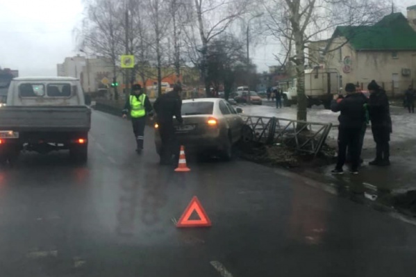 Мальчик переходил дорогу на улице Труфанова Мальчик переходил дорогу на улице Труфанова