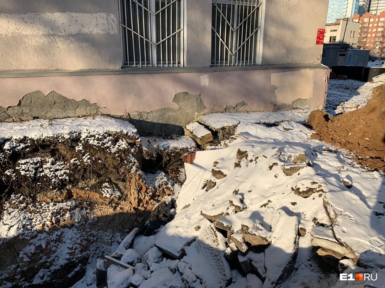Рабочие задели фундамент Рабочие задели фундамент