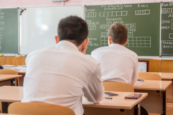 Классного руководителя поблагодарили родители выпускников Классного руководителя поблагодарили родители выпускников
