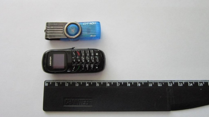 В СИЗО в Котласе подследственный пытался пронести в себе телефон размером с флешку