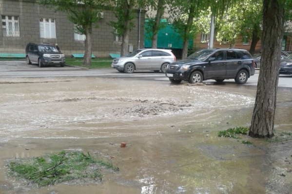 Провал в асфальте на перекрестке ул. Мичурина и Фрунзе Провал в асфальте на перекрестке ул. Мичурина и Фрунзе