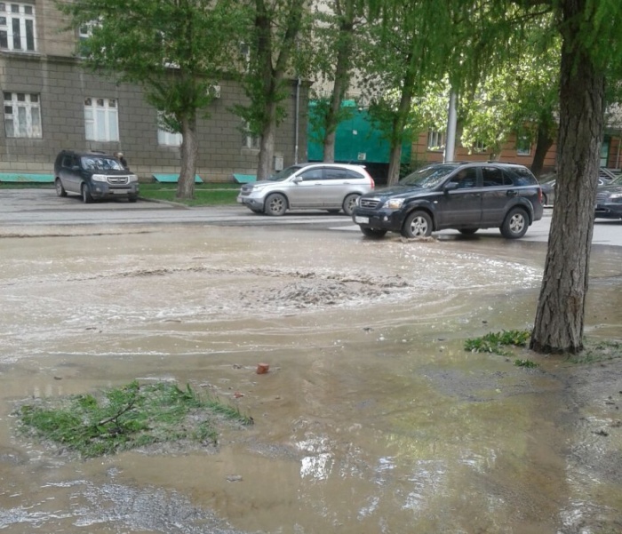 Провал в асфальте на перекрестке ул. Мичурина и Фрунзе Провал в асфальте на перекрестке ул. Мичурина и Фрунзе