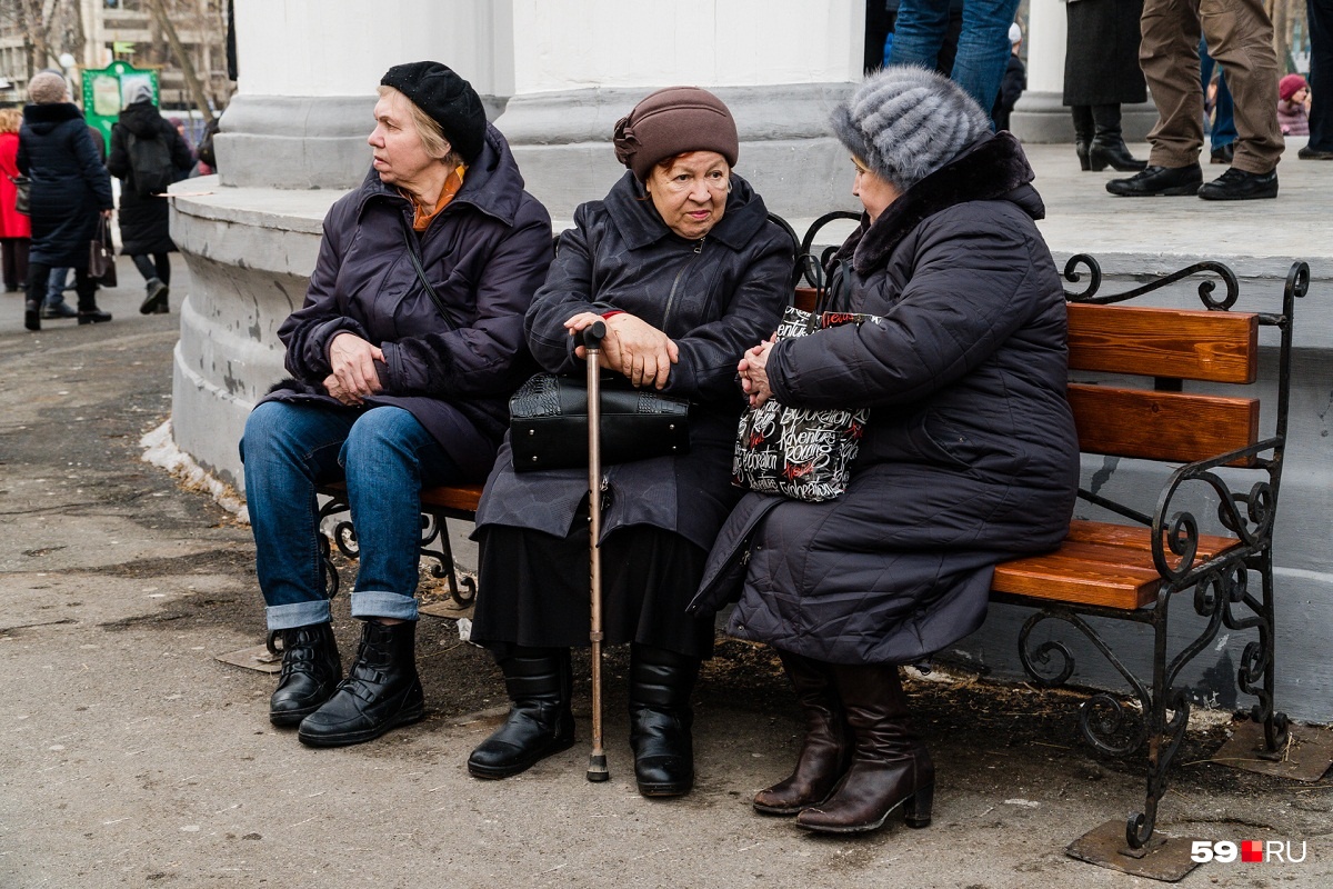 Бабушки успевали обсудить все последние новости. Наверняка крымский вопрос тоже был на повестке Бабушки успевали обсудить все последние новости. Наверняка крымский вопрос тоже был на повестке