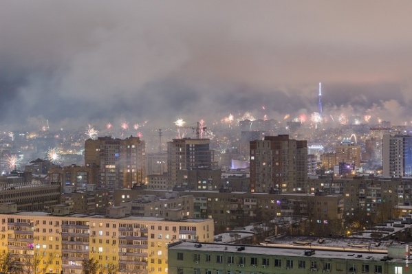 Город буквально искрился от огромного количества фейерверков Город буквально искрился от огромного количества фейерверков