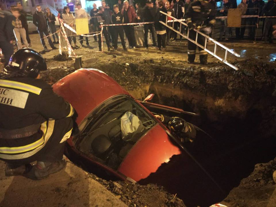 «Приехали скорая и реанимация»: в Челябинске машина рухнула в коммунальную яму на проезжей части