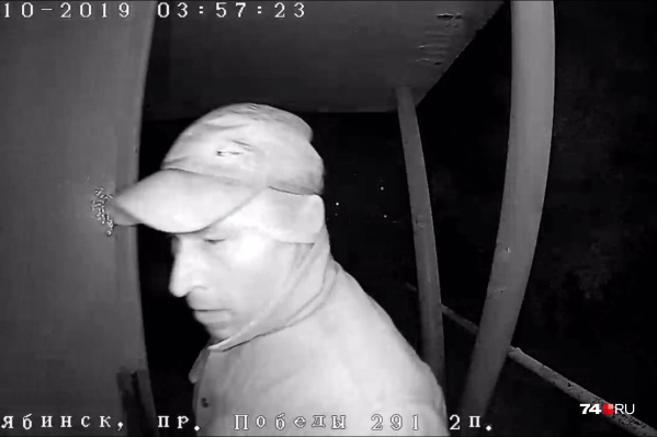 Мужчина забежал в подъезд за жертвой Мужчина забежал в подъезд за жертвой