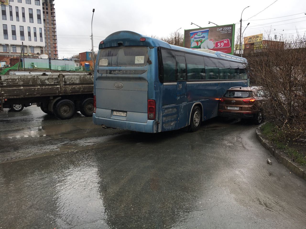 Пассажиров пересадили в другой автобус Пассажиров пересадили в другой автобус