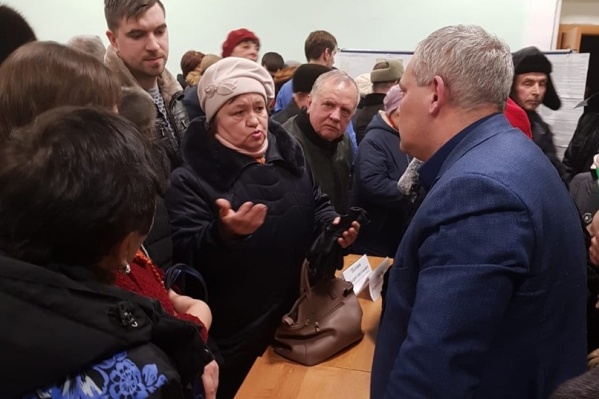 Горожане высказывали свои претензии главе администрации района лично Горожане высказывали свои претензии главе администрации района лично