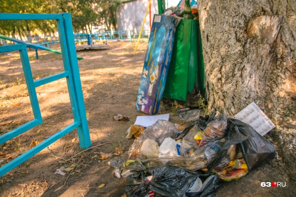 Во дворах и на улицах города переполненных урн хватает в любое время года Во дворах и на улицах города переполненных урн хватает в любое время года