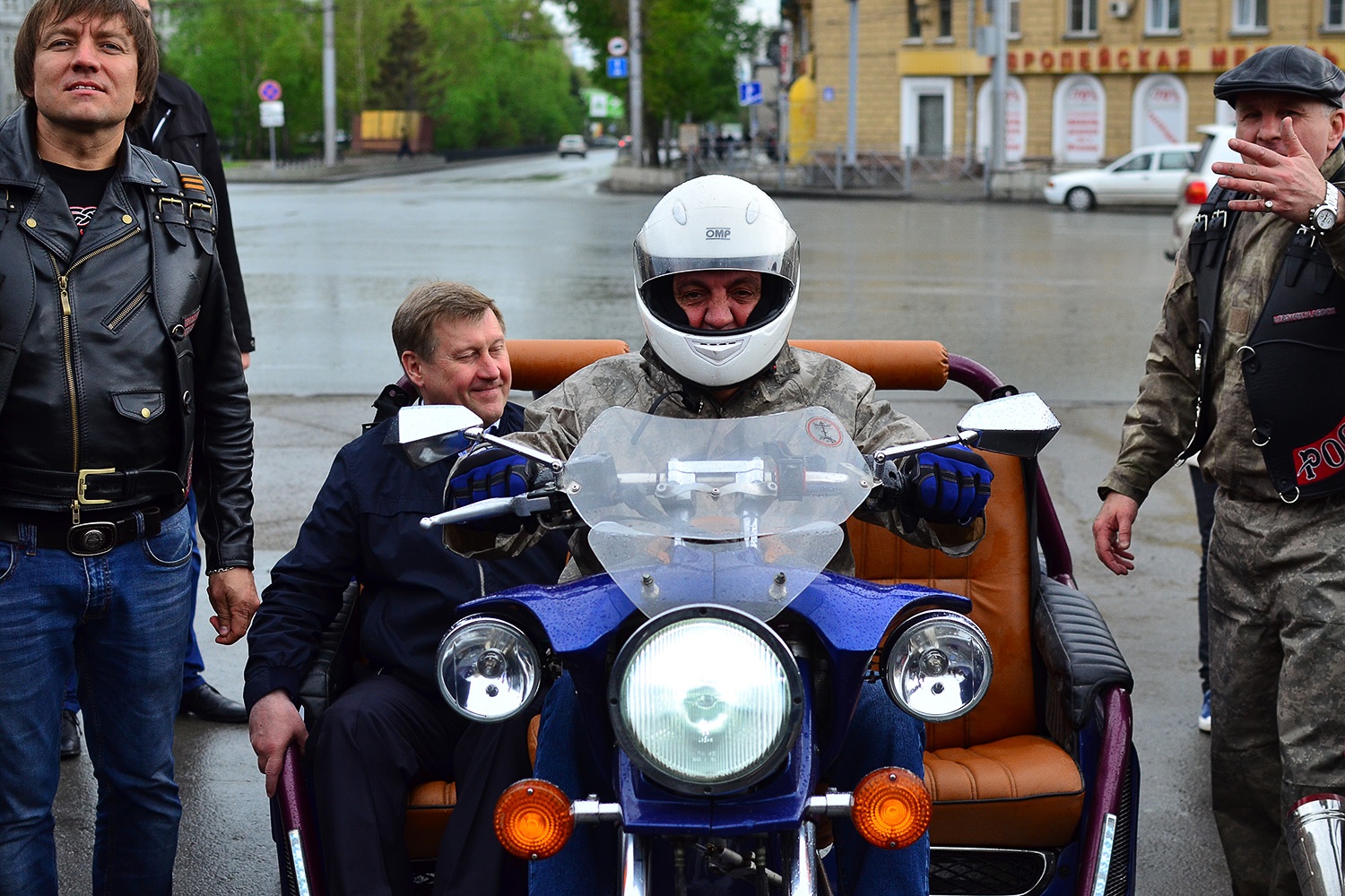 К байкерам присоединился и мэр города Анатолий Локоть К байкерам присоединился и мэр города Анатолий Локоть