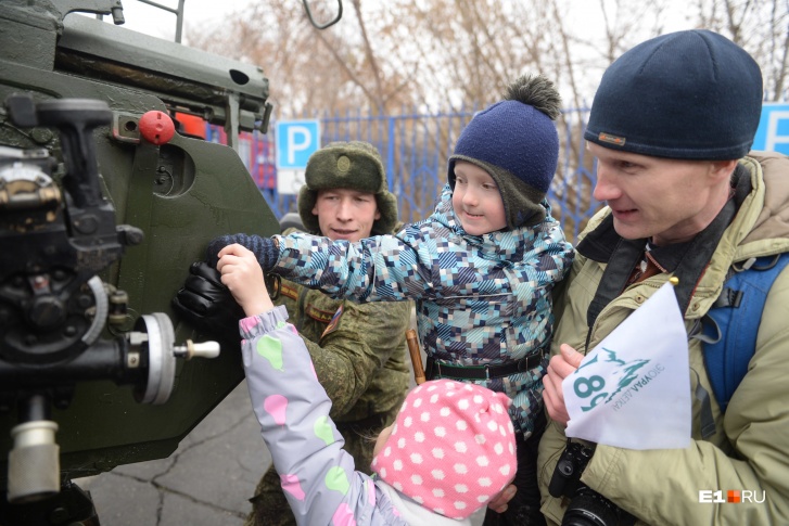 Военные даже разрешили детям подвигать пушкой настоящего танка