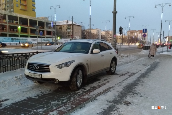 Широкие тротуары на Татищева так и притягивают нарушителей Широкие тротуары на Татищева так и притягивают нарушителей