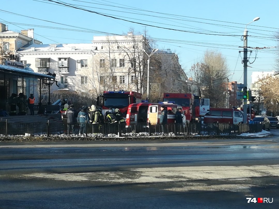 К кинотеатру Пушкина в центре Челябинска примчались несколько пожарных машин