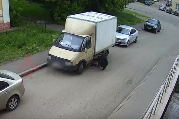 Прохожие мужчину не смутили Прохожие мужчину не смутили