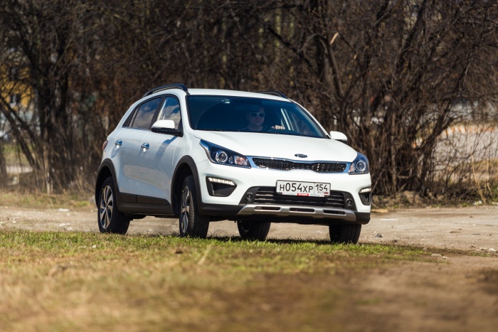 Как бы кроссовер: тест-драйв легковушки KIA, которая легко берет высокие бордюры