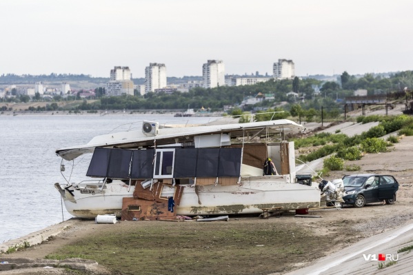 После столкновения с буксиром «Елань-12» моментально ушла под воду После столкновения с буксиром «Елань-12» моментально ушла под воду 