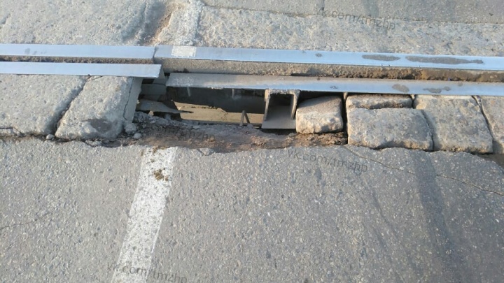 «Мост тронулся»: в Башкирии автомобилисты не смогли проехать мимо огромной дыры в конструкции