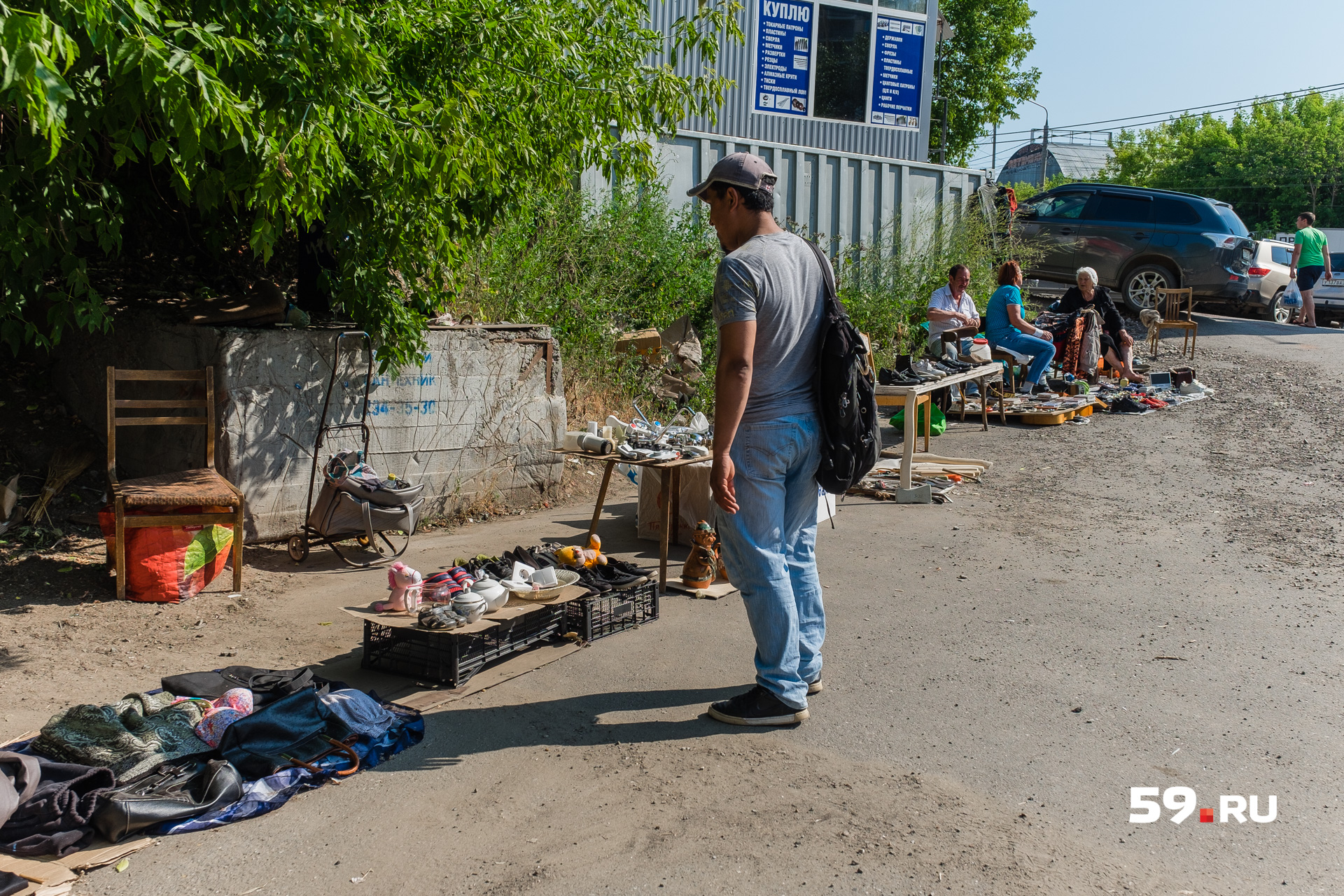 А эту часть земли торговцы занимают незаконно А эту часть земли торговцы занимают незаконно