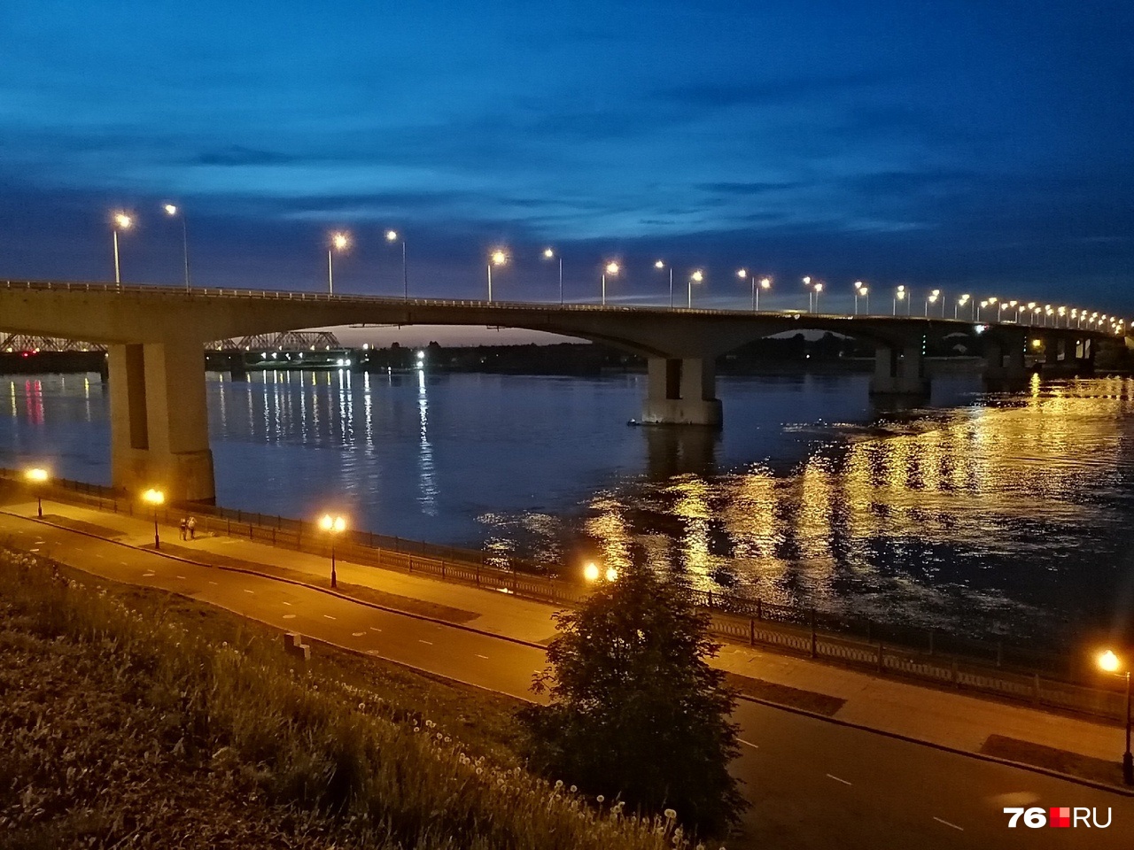 Сообщают о падении человека с Октябрьского моста: на месте работает полиция, на воде — лодки