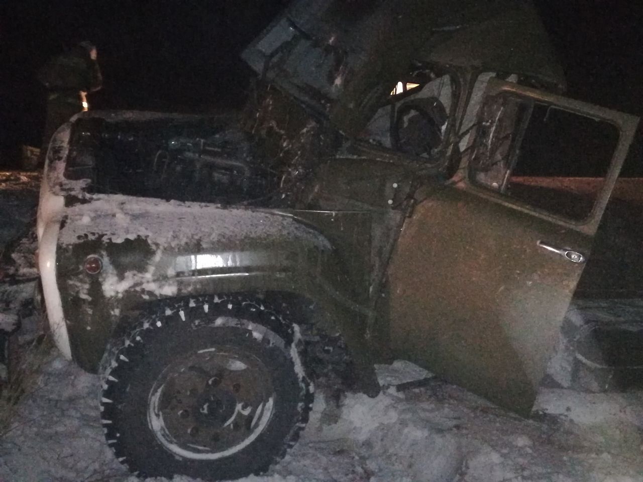 В Омской области молодой водитель стоявшей на трассе машины погиб после удара фуры