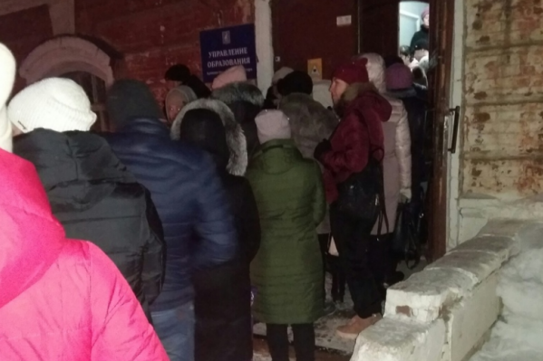 Больше сотни человек пришли к пяти утра Больше сотни человек пришли к пяти утра