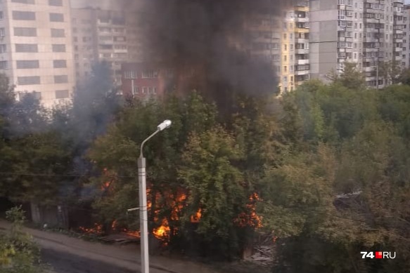 Дом на Барбюса загорелся около обеда Дом на Барбюса загорелся около обеда