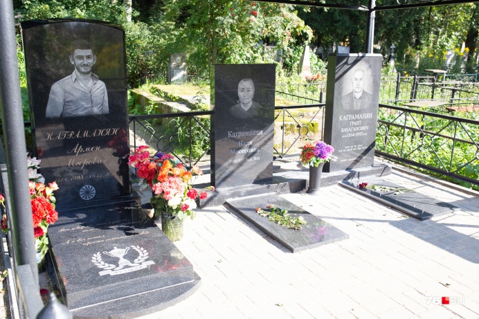 В глубине кладбища похоронена семья. Судя по памятникам, люди были не из бедных В глубине кладбища похоронена семья. Судя по памятникам, люди были не из бедных