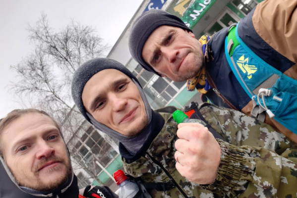 Компанию в пробежке мужчине составили его друзья Компанию в пробежке мужчине составили его друзья