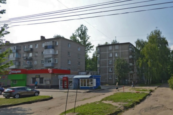 Труп своего друга убийца оставил прямо около подъезда Труп своего друга убийца оставил прямо около подъезда