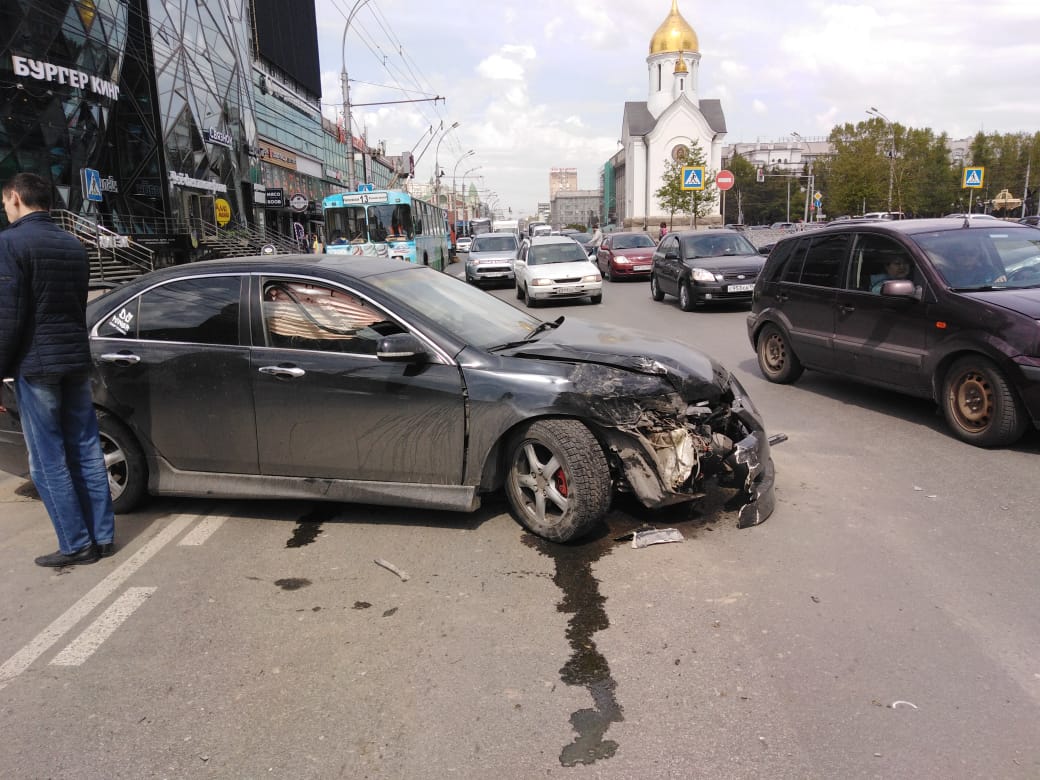 Столкновение двух машин затруднило движение по Красному проспекту |  19.05.2019 | Новосибирск - БезФормата