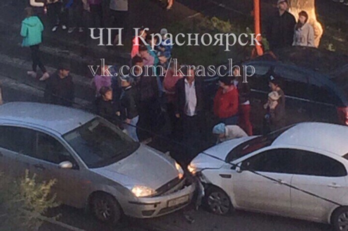 По данным очевидцев, девочке 13 лет, она учится в 4-м классе По данным очевидцев, девочке 13 лет, она учится в 4-м классе