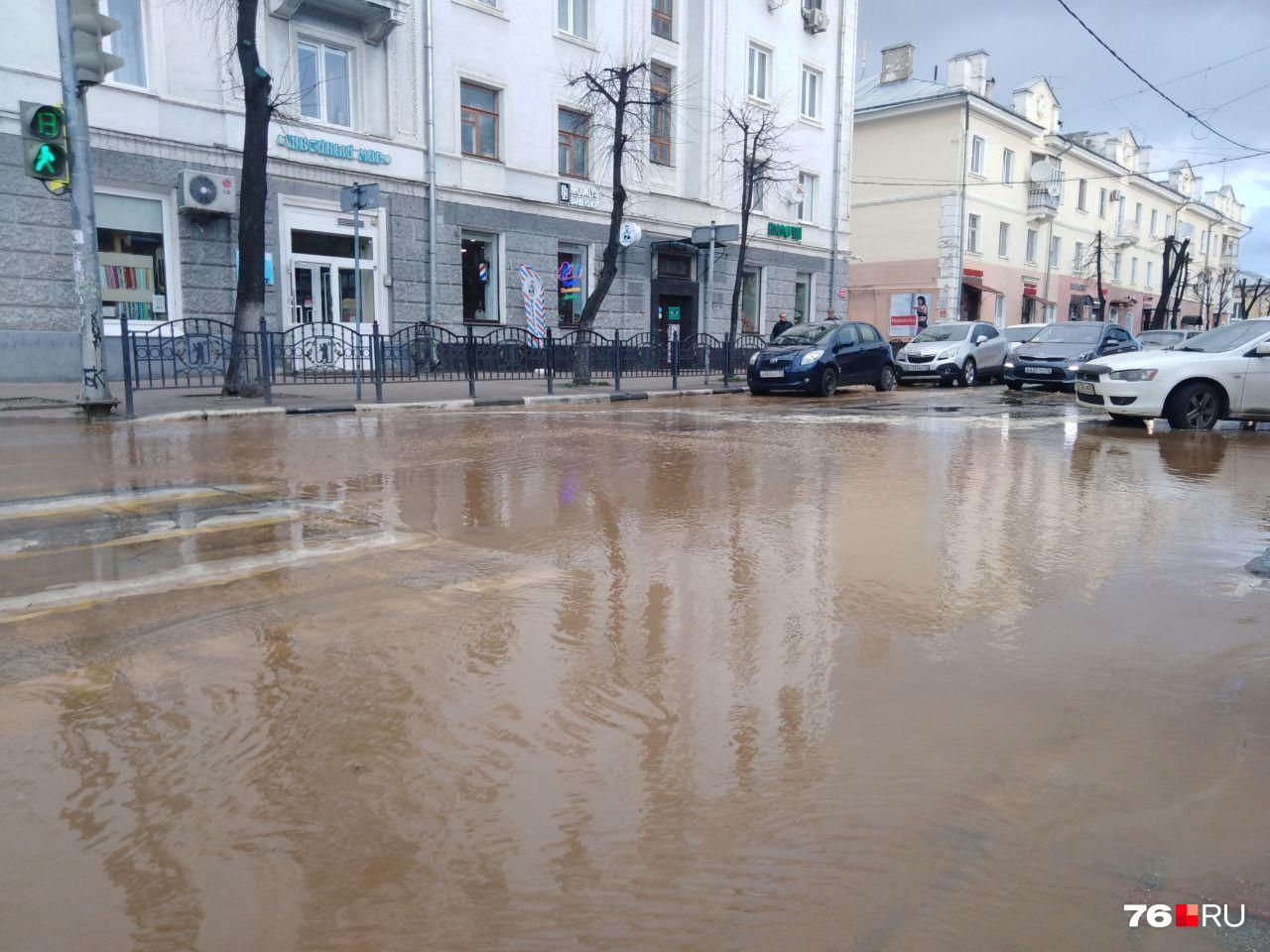 Сотрудники офисов на Депутатской говорят, что на месте потопа вздулся асфальт
