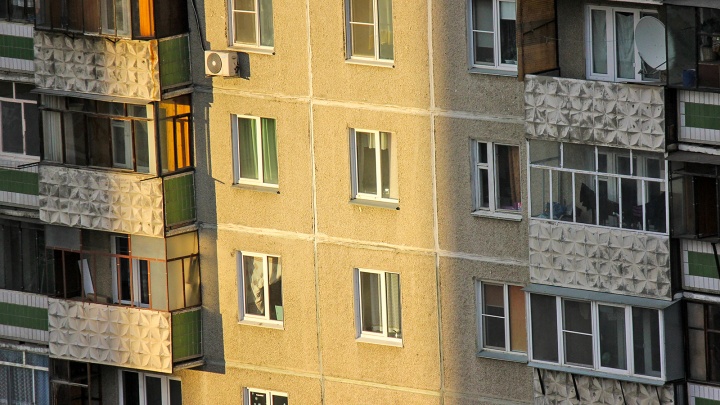 «Гиперактивный малыш»: в Челябинске двухлетний мальчик выпал из окна третьего этажа