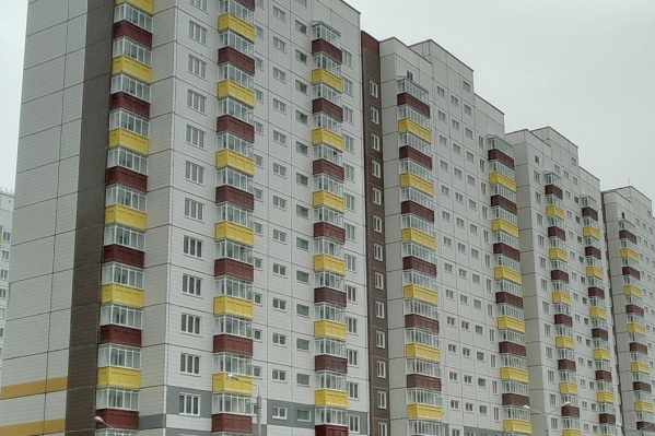 В доме продолжается внутренняя отделка, хотя его обещали сдать еще осенью В доме продолжается внутренняя отделка, хотя его обещали сдать еще осенью