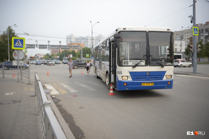 Пешеходы могли попасть в слепую зону автобуса Пешеходы могли попасть в слепую зону автобуса